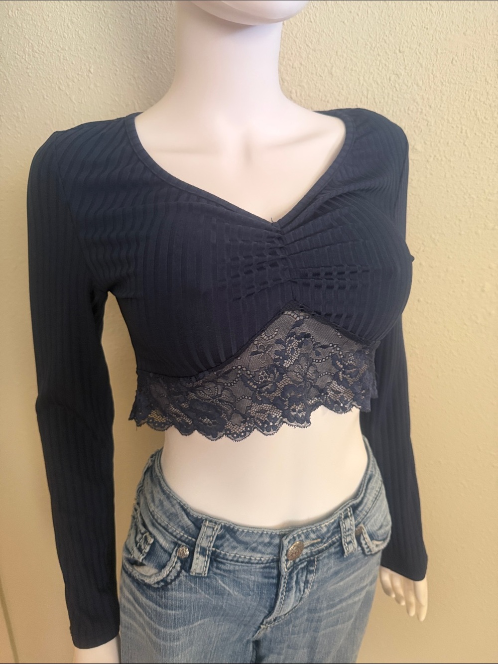 Women's Lace Hem Ribbed V-Neck Crop Top - Navy